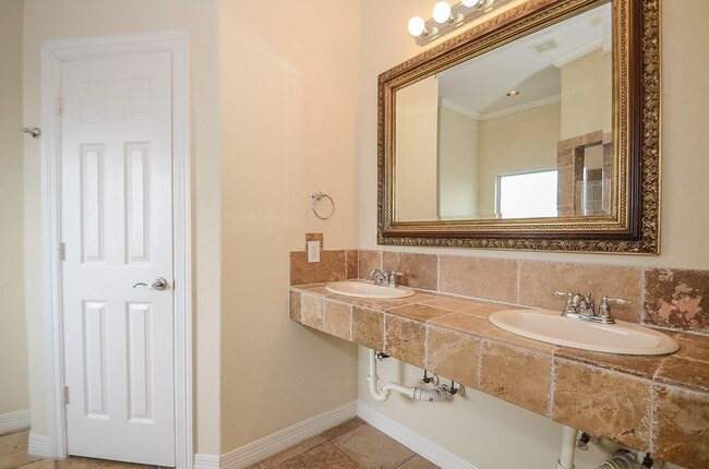 Building Photo - 513 Vincent St