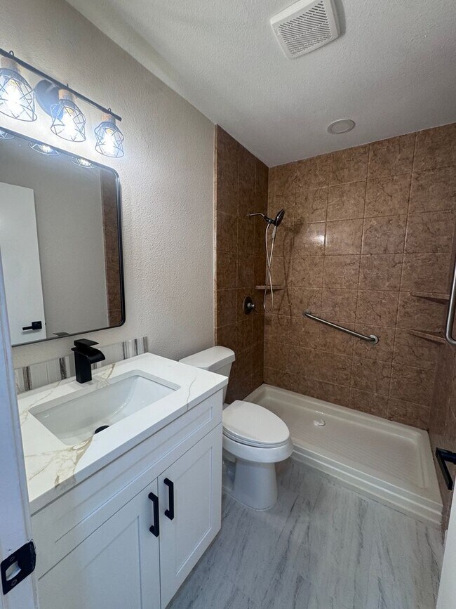 Building Photo - Newly Remodeled 3 Bd | 2 Ba | 2 Car Garage in NW Oxbox! Move In Ready!