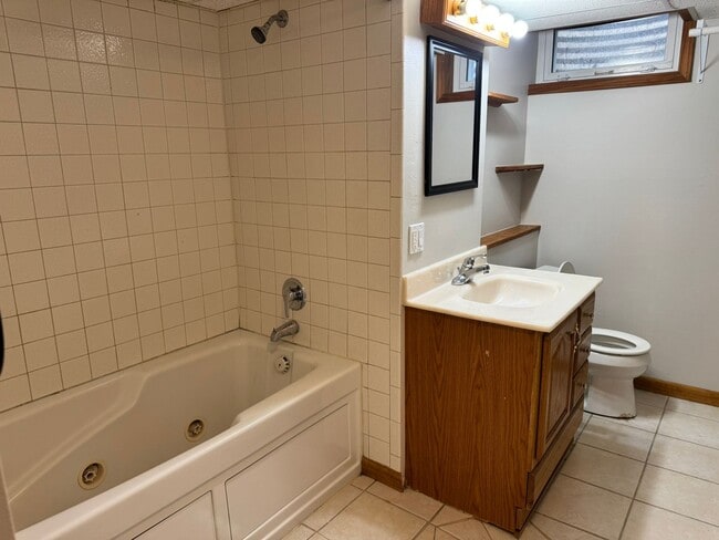 Building Photo - 5 Bedroom ,3 bathroom Single Family Unit