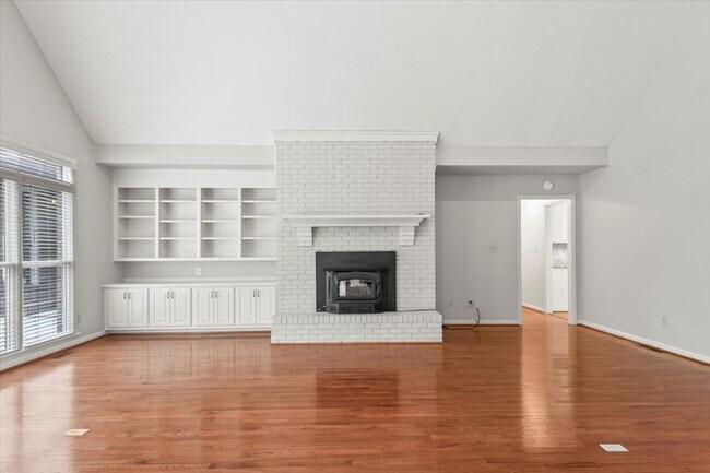 Building Photo - Stunning 3 bed 2.5 bath home in Cove Creek subdivision!