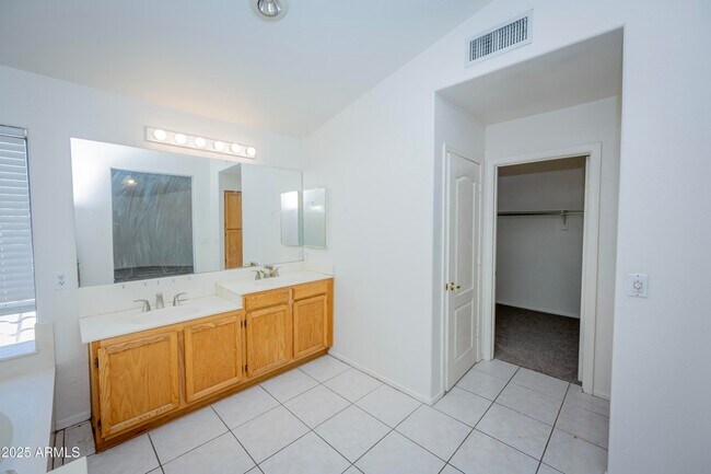 Building Photo - 3844 E Kings Ave