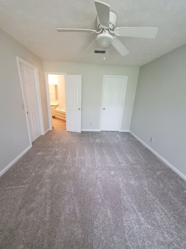 Building Photo - 6821 Willowbrook Dr