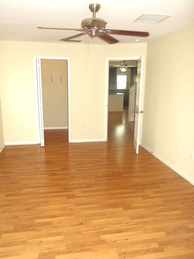 Building Photo - 4 bedroom, 2.5 bath, 1 car garage townhouse