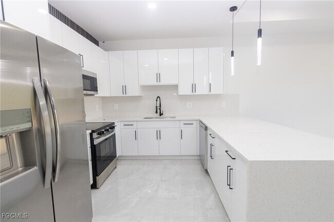 Building Photo - 849 Duplex St E