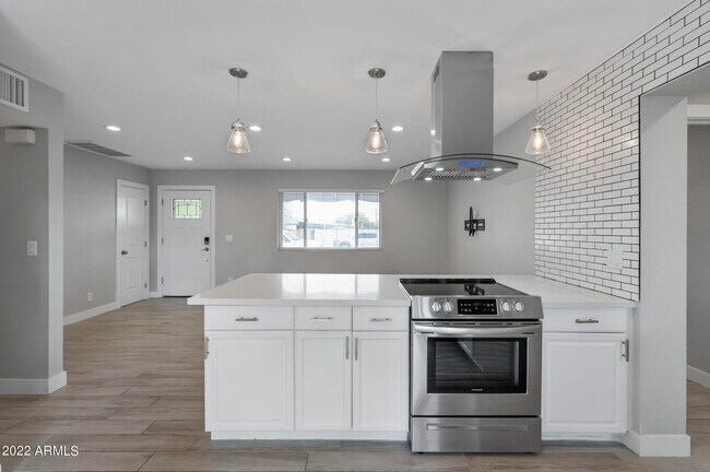 Building Photo - 402 N 73rd St
