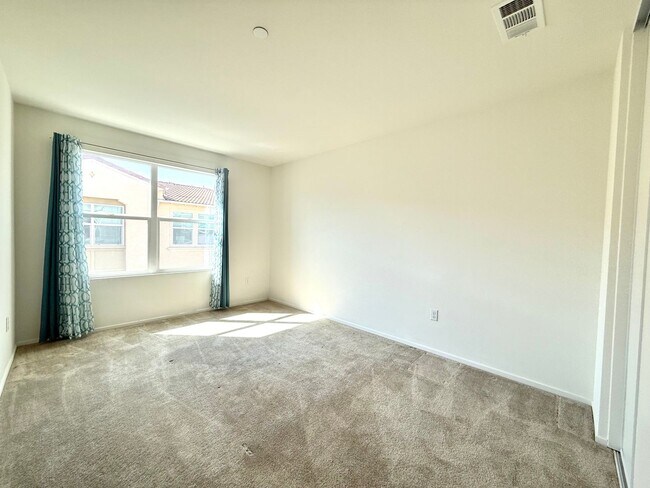 Building Photo - Modern Three Bedroom Townhouse in gated community of El Paseo $2,995.