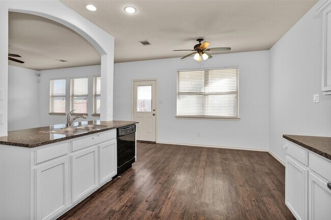 Building Photo - 2730 Donellan Dr