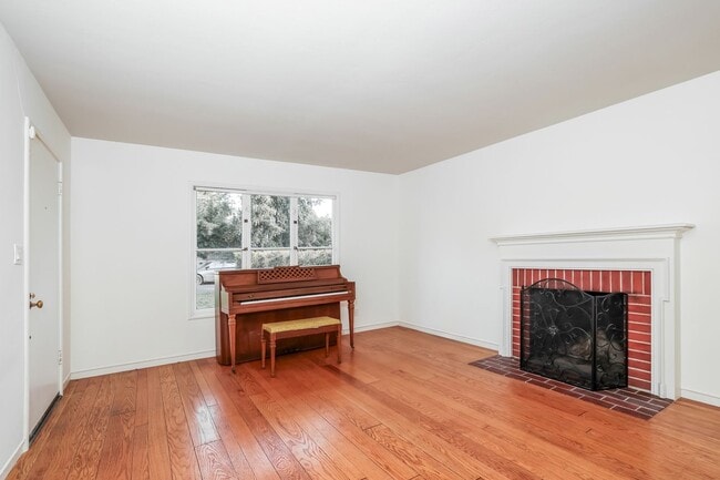 Building Photo - 3 Bedroom Home In Kensington!