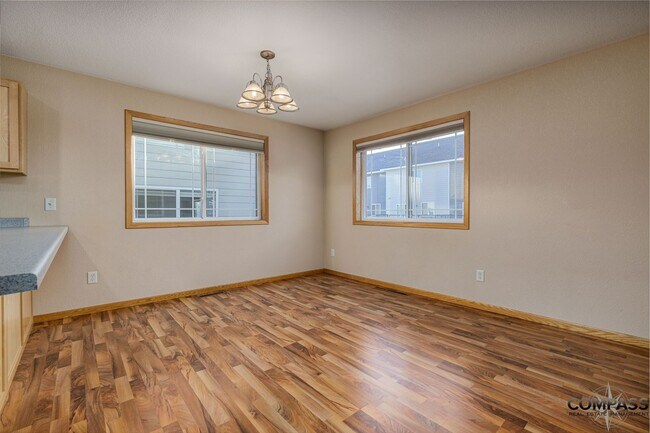 Building Photo - SPACIOUS UPDATED TOWNHOME WITH IN-UNIT LAUNDRY