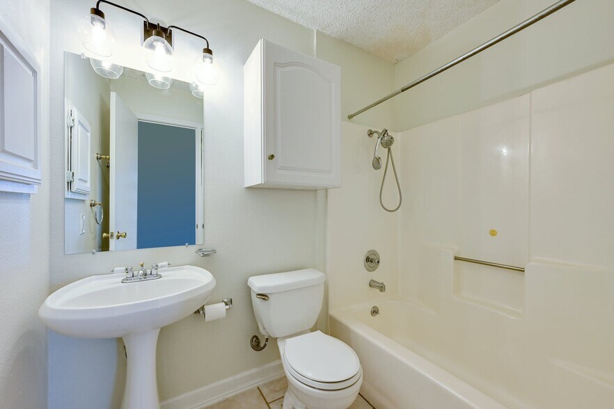 Building Photo - 2504 Spring Wagon Ln