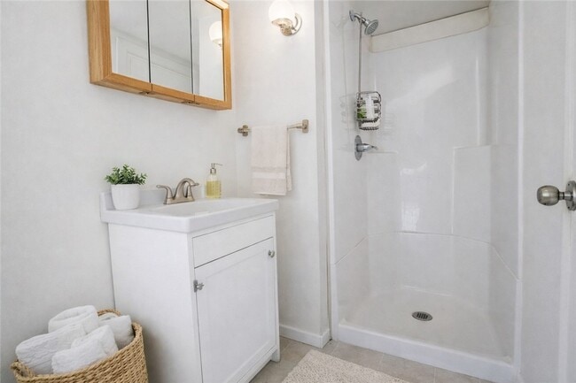 Building Photo - 130 E Elisha St