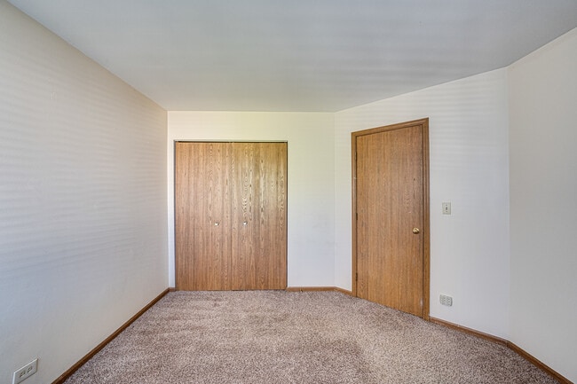 Building Photo - 1640 Hilton Head Dr