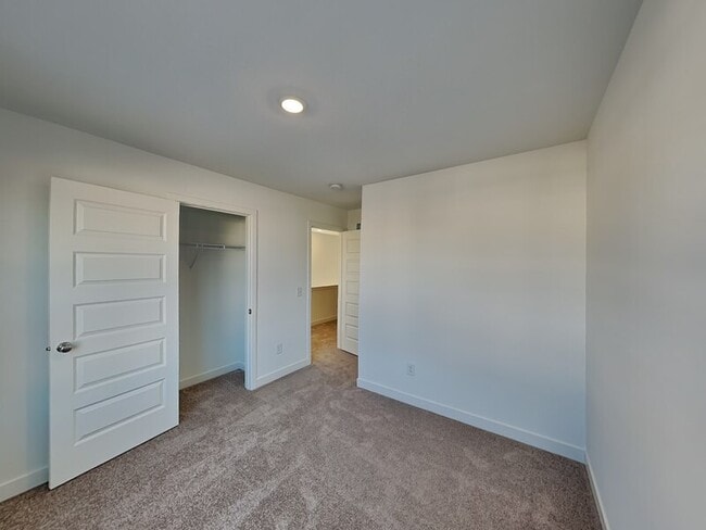 Building Photo - 748 Felix Dr