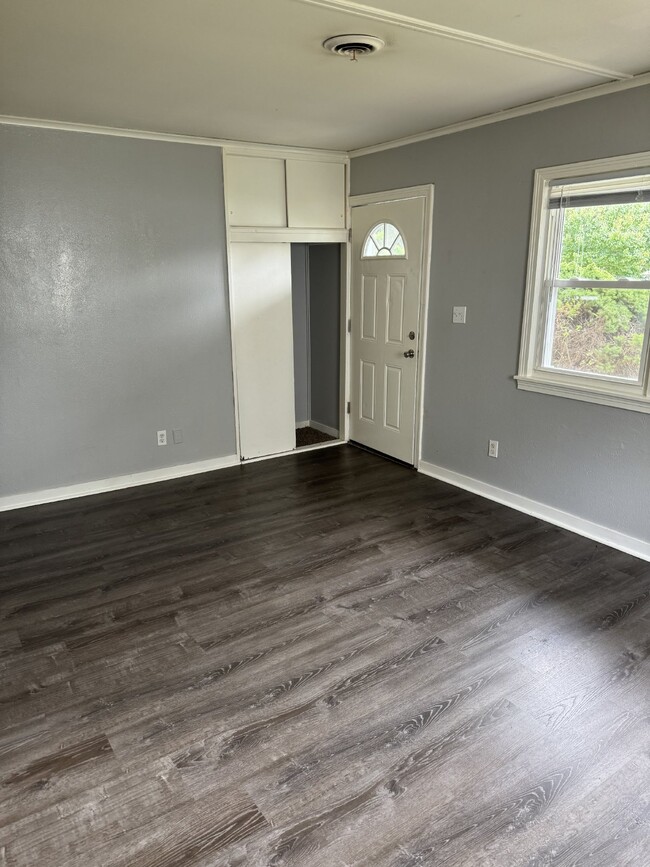 Building Photo - Nice 2 Bedroom 1 Bath Single Family on a Q...