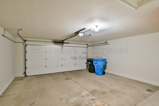 Building Photo - 4230 E Woodland Dr