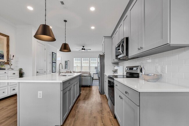 Building Photo - 2163 Roosevelt Dr