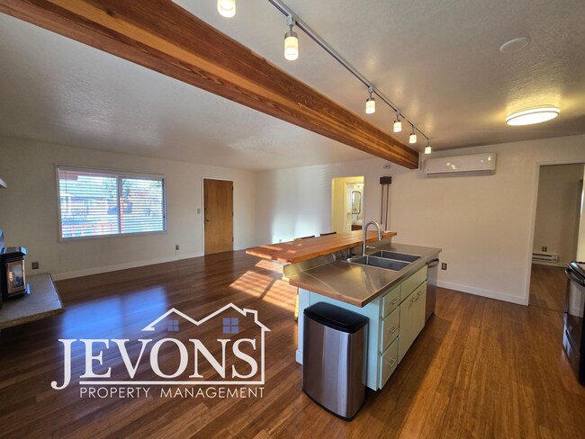 Building Photo - Move-in special: Get $500 off your first month’s rent!