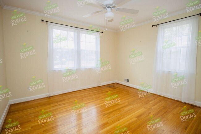 Building Photo - Charming Shandon Corner Lot Home – Hardwood Floors, Fenced Yard + $500 Off 2nd Month!