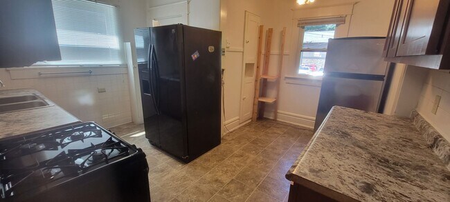 Building Photo - 5 Bedroom House - Walking distance from Ce...