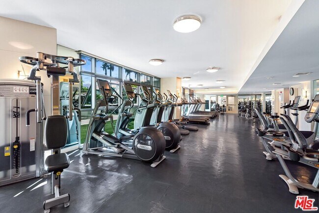 Building Photo - 13700 Marina Pointe Dr