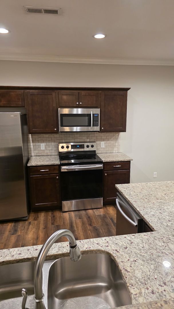 Building Photo - Great 3 Bedroom 2 Bath home w Garage