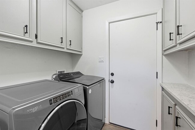 Building Photo - 5609 Mapleleaf Dr