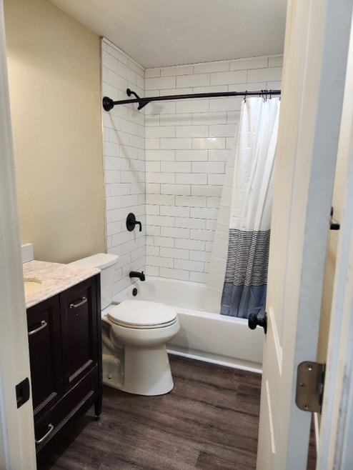 Building Photo - 974 SE Roberts Ave