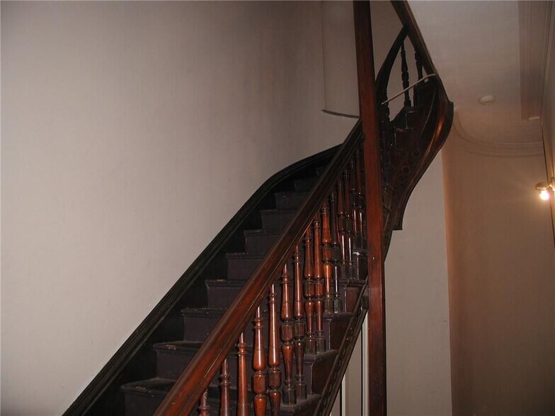 Building Photo - 100 Bowen St