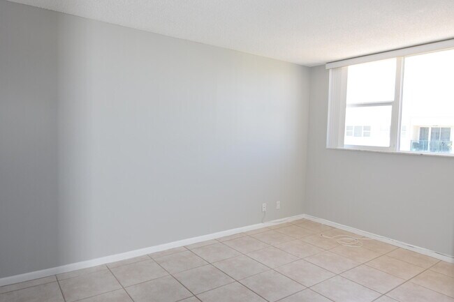 Building Photo - 1236 Hillsboro Mile