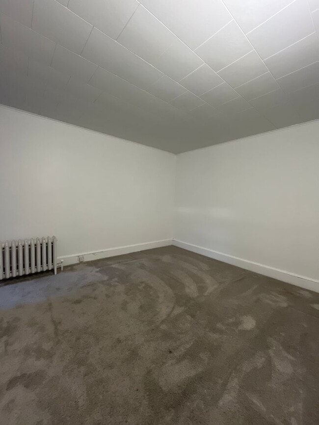 Building Photo - Large, well-maintained 4-bedroom, 1-bathroom row home