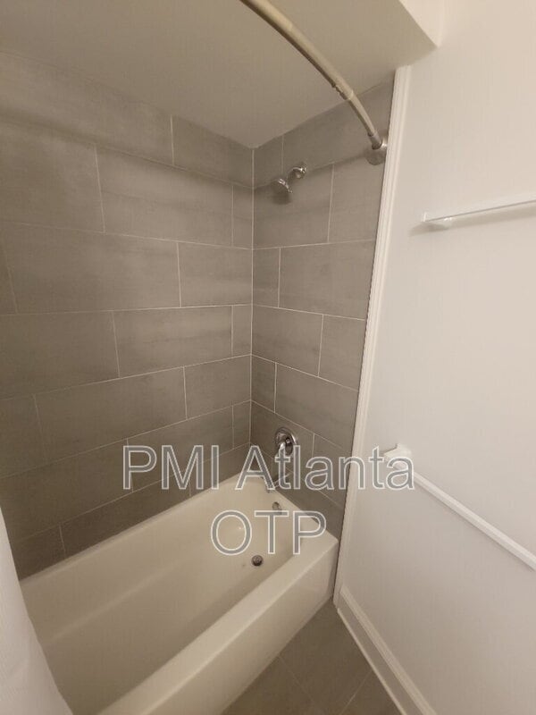 Building Photo - 1952 Wellbourne Dr NE