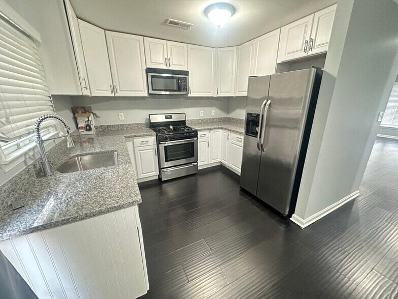 Building Photo - 814 Hr Dr SE