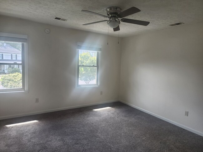 Building Photo - Electric Included! 2 Bed 1.5 Bath Condo!