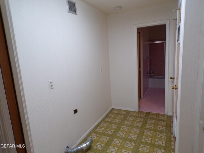 Building Photo - 4820 Louisiana St