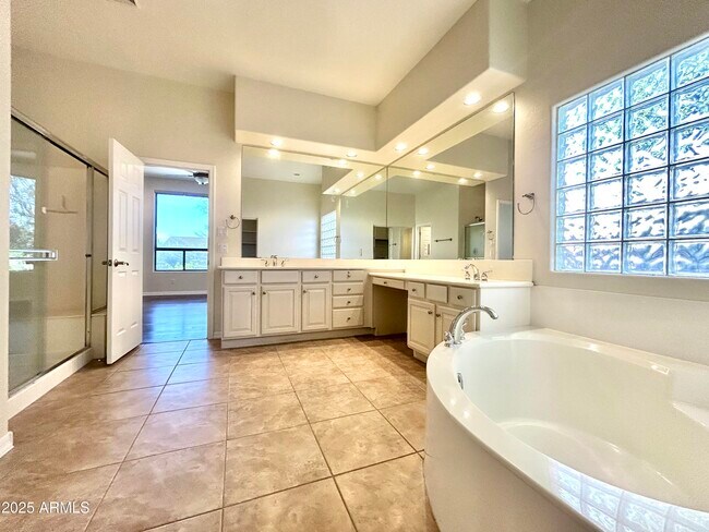 Building Photo - 10844 N 126th Way