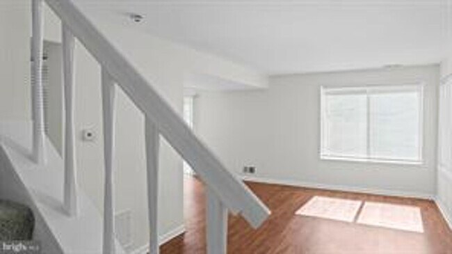 Building Photo - RENOVATED TOWNHOUSE WITH 3 BEDROOMS AND 1.5 BATHS, FENCED BACKYARD