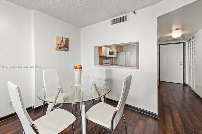 Building Photo - 2555 Collins Ave