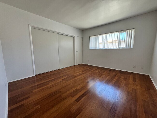 Building Photo - One Bedroom Condo Near Trendy Montana Ave.