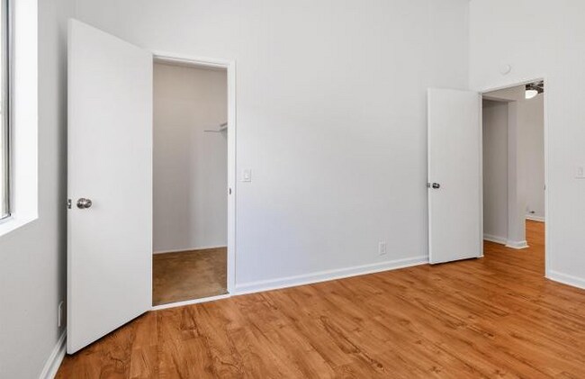 Building Photo - Discover the charm of this top-floor apart...