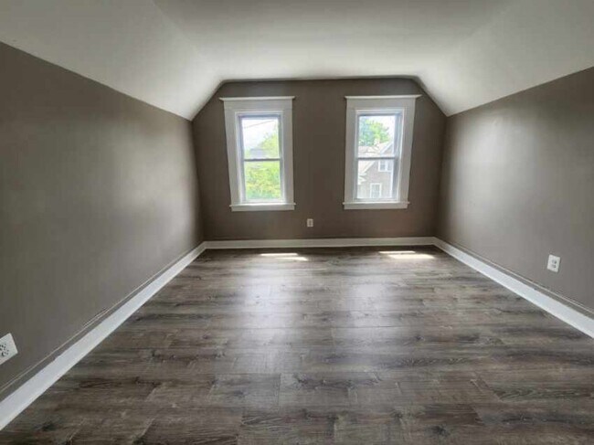 Building Photo - FIVE Bedroom Single Family Home!