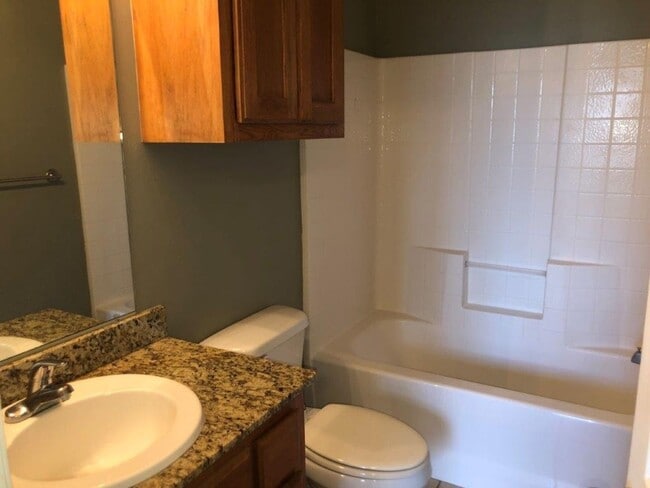 Building Photo - $200 off your move in by May 15th! Located in Edgewood Manor and in Mustang School District!, Nea...