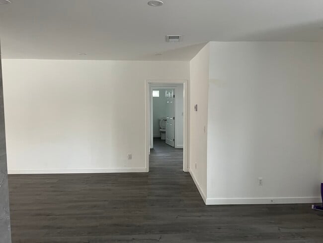 Building Photo - 8941 Balboa Blvd
