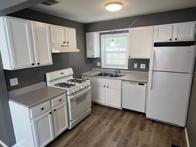 Building Photo - 3 Bedroom home with Fenced Yard - Available November