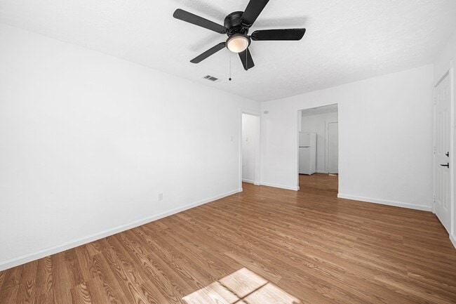 Building Photo - 2108 Camille St