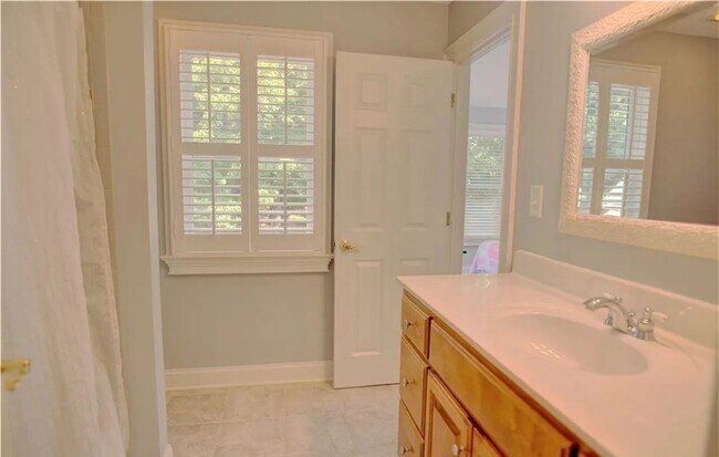 Building Photo - 4 bedroom/ 3.5 bathroom- Stonehouse