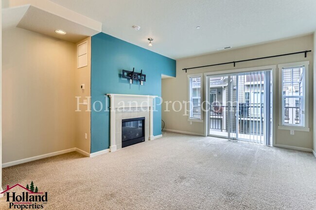 Building Photo - Spacious End-Unit Condo in Prime Beaverton...