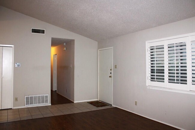 Building Photo - 2812 Lemmontree Ln