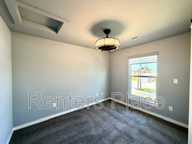 Building Photo - 624 S Quincy Ave