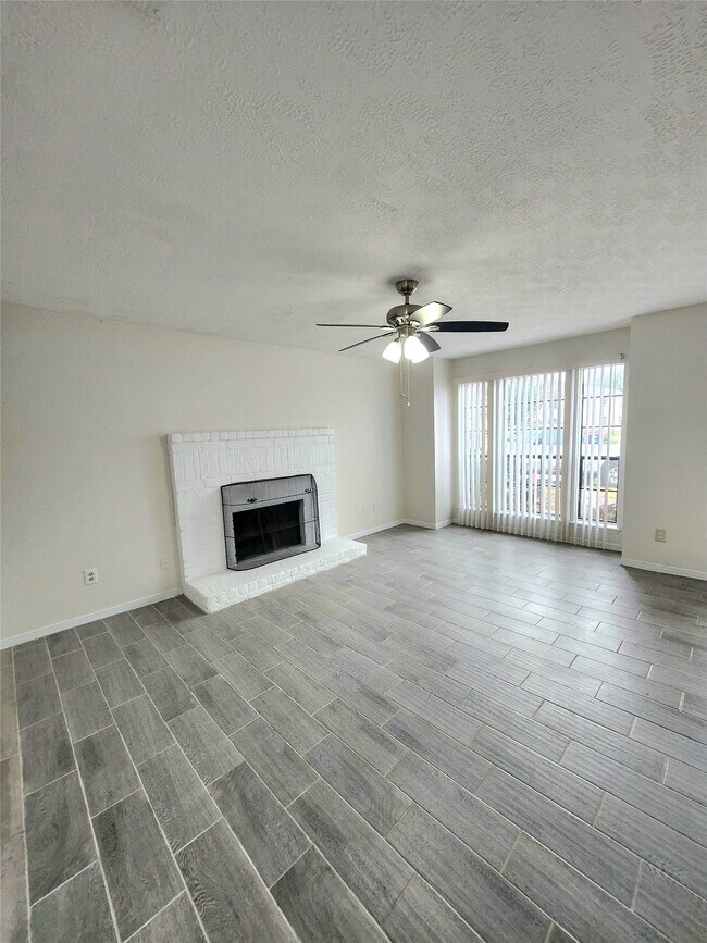 Building Photo - 10047 Emerald Creek Dr