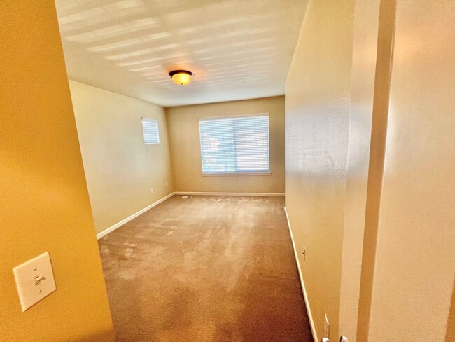 Building Photo - MOVE IN READY: 4bd 2.5ba 2,086 sq ft